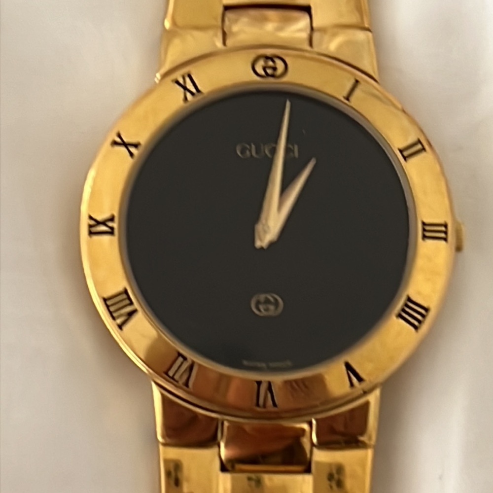 Gucci 3300m super clean gold plating great condition works perfectly